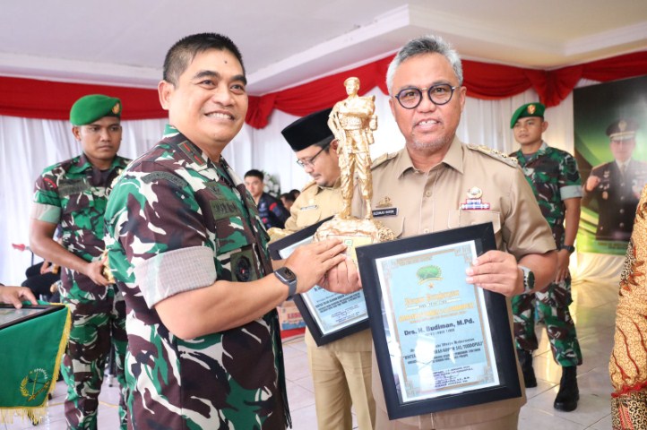 PENGHARGAAN -- Bupati Luwu Timur, H Budiman salam komando dengan Danrem 141/Toddopuli, Brigjen (TNI) Sugeng Hartono disela-sela acara syukuran HUT ke-67 Korem 141 Toddopuli di Lapangan Tennis Makorem 141/Toddopuli Kabupaten Bone, Selasa (9/1).