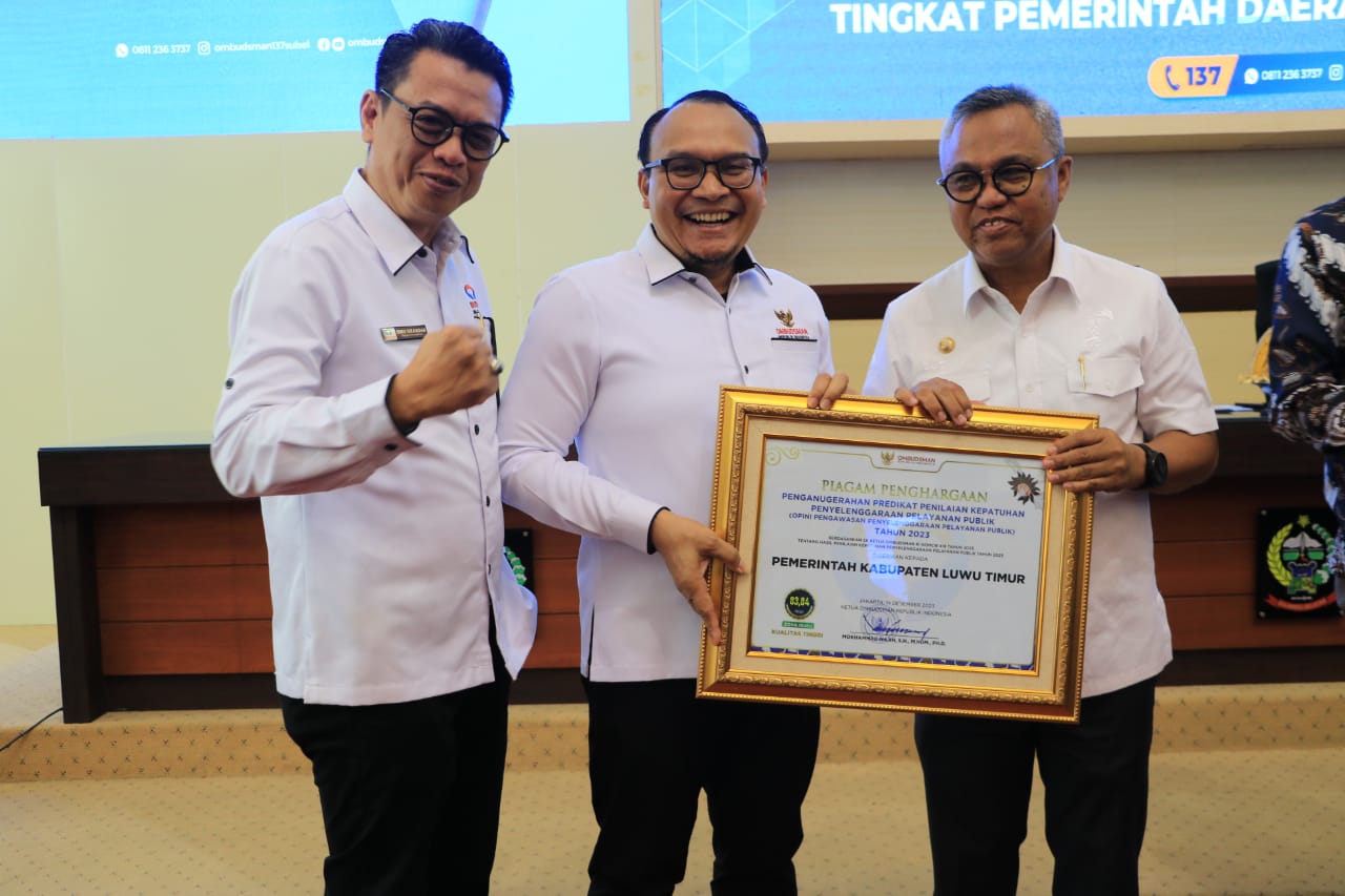 PENGHARGAAN -- Pj Sekprov Sulsel Andi Muhammad Arsyad didampingi Anggota Ombudsman RI, Robert Na Endi Jaweng dan Kepala Perwakilan Ombudsman Sulsel, Ismu Iskandar kepada Bupati Luwu Timur, H Budiman pada acara Penganugerahan Predikat Penilaian Kepatuhan Penyelenggaraan Pelayanan Publik Tahun 2023 Tingkat Daerah Provinsi Sulsel di Ruang Rapim Kantor Gubernur Sulsel, Kamis (25/1).