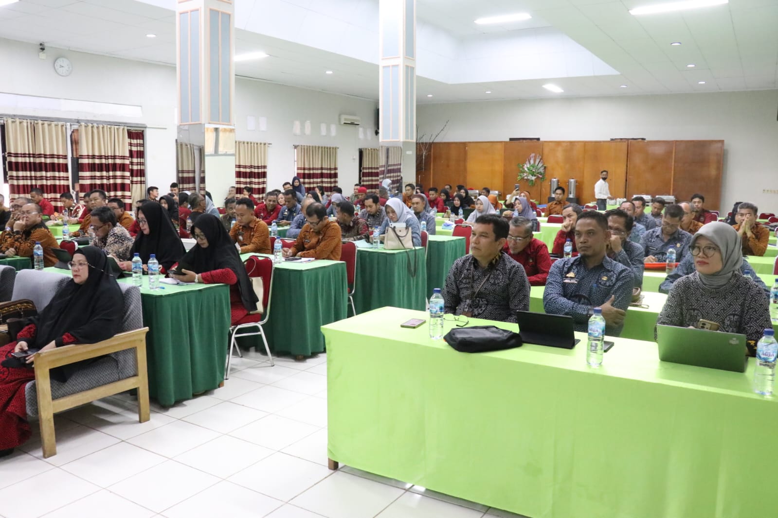RAPAT -- Bupati Luwu Timur, H Budiman memimpin rapat awal tahun anggaran 2024 lingkup Pemkab Luwu Timur untuk membahas rencana dan program kerja daerah dalam periode tersebut  di Hotel Agro Wisata Kota Palopo, selama dua hari (12-13/1), Jumat (12/1). 