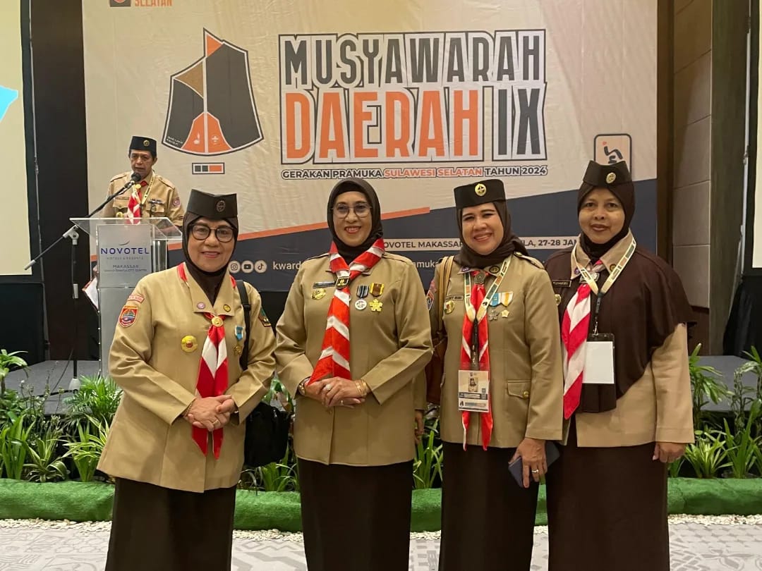 MUSDA -- Ketua Kwarcab Kabupaten Luwu Timur Hj Sufriaty Budiman sekaligus Ketua TP PKK Lutim foto bersama usai menghadiri Musda ke IX Gerakan Pramuka Sulsel Tahun 2024 di Novotel Makassar Grand Shayla, Sabtu (27/1).