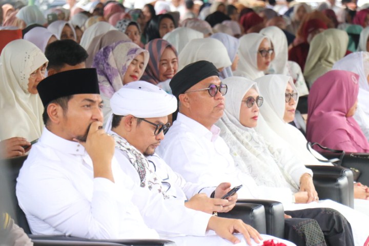 RESMI -- Bupati Luwu Timur, H Budiman sesaat sebelum membuka secara resmi rangkaian kegiatan dalam rangka peringatan HJL ke 756 dan HPRL ke 78 Tahun 2024 di Stadion H Andi Hasan Opu To Hatta, Sabtu (20/1) sore.