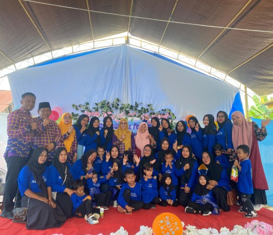 RESMIKAN -- Bunda PAUD Kabupaten Luwu Timur, Hj. Sufriaty Budiman foto bersama usai meresmikan PAUD dan TK Islam Al-Fazza di Desa Mandiri, Kecamatan Tomoni, Rabu (10/1).