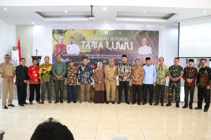 SEMINAR -- Bupati Luwu Timur, H. Budiman foto bersama usai membuka kegiatan Seminar Budaya Tana Luwu yang dilaksanakan di Gedung wanita Simpurusiang, Kecamatan Malili, Senin (22/1).