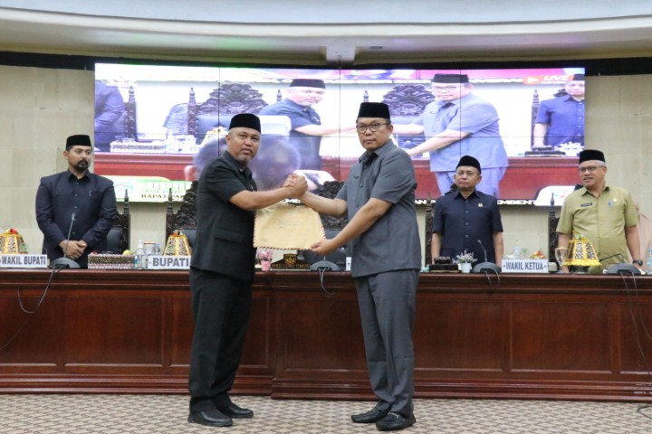 PROMPERDA -- Bupati Luwu Timur, H Budiman menyerahkan Propemperda Kabupaten Luwu Timur TA 2024 pada Rapat Paripurna DPRD Lutim yang diterima Ketua DPRD Luwu Timur, Aripin.
