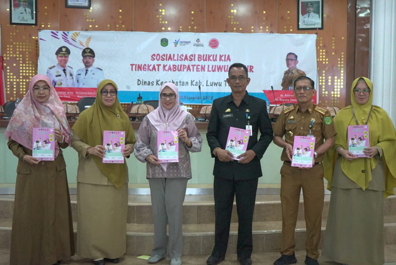 SOSIALISASI -- Dinas Kesehatan Luwu Timur melakukan sosialisasi pemanfaatan buku Kesehatan Ibu dan Anak (KIA) di Aula Rujab Bupati baru-baru ini. Sosialisasi dilakukan guna meningkatkan kesehatan ibu dan anak di Luwu Timur