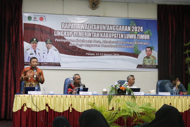 PUAS -- CEO SSI Yuhardin memaparkan hasil survei lembaganya atas kepuasan kinerja Pemkab Lutim di sela-sela rapat awal tahun anggaran 2024 lingkup Pemkab di Hotel Agro Wisata Kota Palopo, Jumat (12/1).
