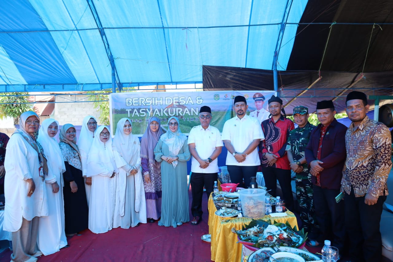 SYUKURAN -- Bupati Luwu Timur, H Budiman dan Wabup Mochammad Akbar Andi Leluasa foot bersama Ketua TP PKK Luwu Timur, Hj. Sufriaty Budiman, Camat Mangkutana yang sekaligus PJ. Kepala Dasa Wonorejo Timur, Penceramah, Ust. Nurcholis Azis R. Pimpinan Ponpes Nurul Junaidiyah Lauwo, Kecamatan Burau usai kegiatan.