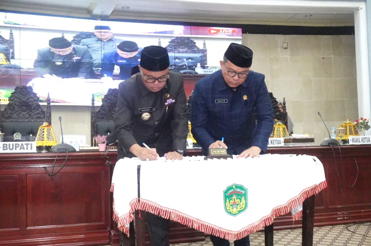 TEKEN -- Ketua DPRD Lutim Aripin dan Bupati Luwu Timur, H Budiman melakukan penandatanganan persetujuan bersama atas rancangan peraturan daerah pendirian Perseroda PT LTG dalam sidang paripurna DPRD Kabupaten Luwu Timur baru-baru ini.