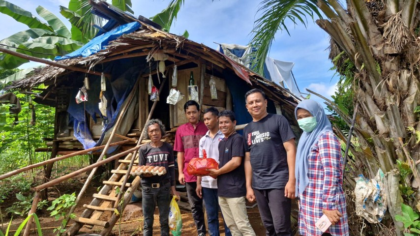 SEDEKAH -- Tim Sedekah Sekretariat Daerah kembali menyalurkan paket sedekah berupa sembako disekitaran Desa Puncak Indah, Malili, Jumat (5/1). Kegiatan ini mengawali program pekanan “Gerakan Luwu Timur Jum'at Sedekah” di tahun 2024. 