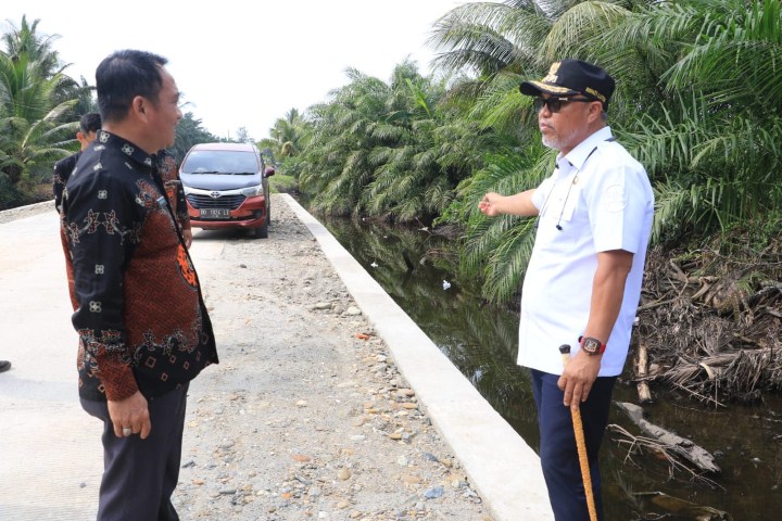 TINJAU PROYEK -- Bupati Luwu Timur H Budiman didampingi Kadis Pekerjaan Umum dan Penataan Ruang Kabupaten Luwu Timur, Syahmuddin dan jajarannya melakukan peninjauan sejumlah proyek pembangunan yang berjalan dan telah dilaksanakan pada tahun anggaran 2023 belum lama ini. 