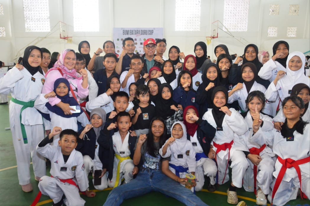 KEJUARAAN -- Bupati Luwu Timur, H Budiman didampingi Kepala Dinas Parmudora A Tabacina Akhmad membuka secara resmi kejuaran taekwondo se Luwu Raya Bumi Batara Guru Cup 2024 dalam rangka memeriahkan Hari Perlawanan Rakyat Luwu ke 78 di Gedung Olahraga Malili, Jumat (26/1).