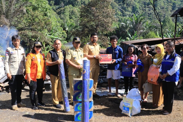 TINJAU -- Wabup Luwu Timur, Mochammad Akbar Andi Leluasa meninjau lokasi kebakaran sekaligus menyerahkan bantuan kepada para korban di Desa Asuli, Kecamatan Towuti, Senin (22/1). 