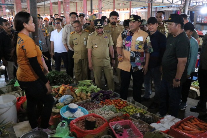KUNJUNGI -- Pj Gubernur Sulsel, Bahtiar mengunjungi semjumlah tempat, Senin (22/1). Tempat pertama dikunjungi ialah Pasar Tradisional Malili Desa Baruga. Pj Gubernur memastikan harga bahan-bahan pokok tetap stabil.