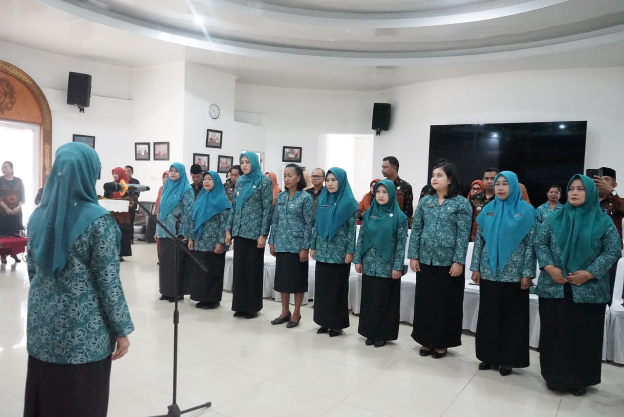KUKUHKAN -- Bunda Literasi Luwu Timur, Hj Sufriyati Budiman mengukuhkan 11 Bunda Literasi tingkat kecamatan se Kabupaten Luwu Timur di Aula Rujab Bupati belum lama ini