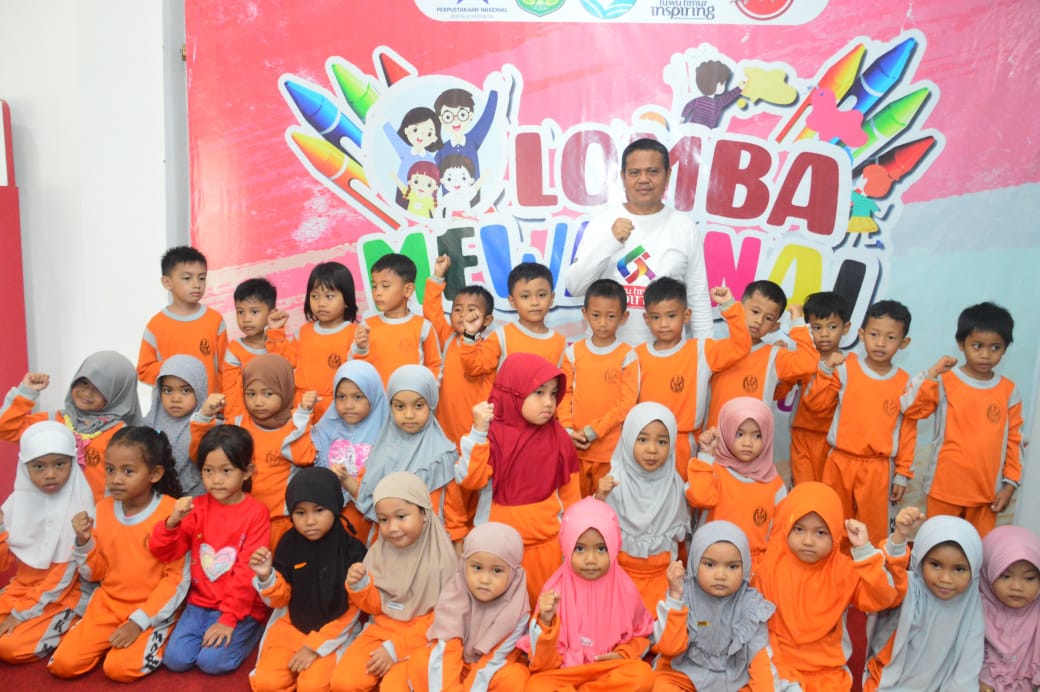 LOMBA -- Bunda PAUD Hj Sufriaty saat membuka lomba mewarnai tingkat PAUD dan TK di Gedung Layanan Perpustakaan Daerah Kabupaten Lutim belum lama ini. Tampak anak PAUD dan TK foto bersama usai pembukaan