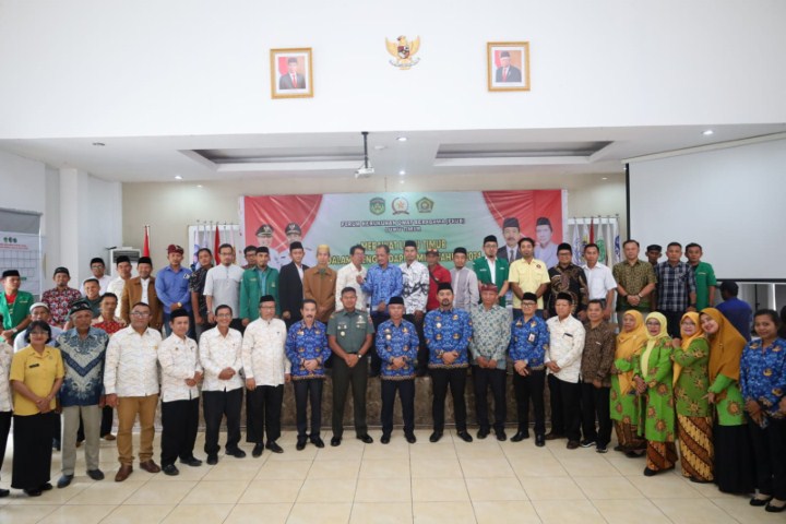 RAKOR -- Wabup Moc Akbar Andi Leluasa mendampingi Bupati Lutim H Budiman membuka Rakor Forum Kerukunan Umat Beragama (FKUB) Kabupaten Luwu Timur, di Gedung Wanita Simpurusiang, Malili baru-baru ini. 