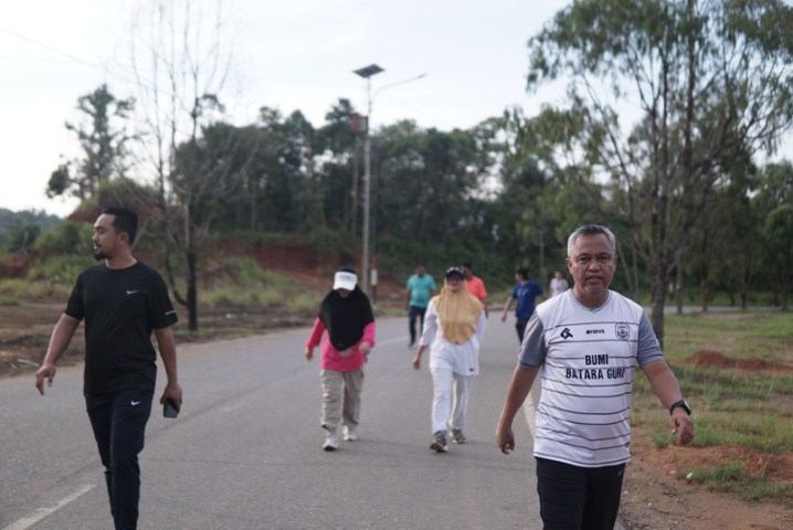 TINJAU PROYEK -- Bupati Luwu Timur, H Budiman memanfaatkan hari libur untuk jogging pagi sekaligus melakukan peninjuan proyek Malili River Side, Minggu (28/1). Memanfaatkan waktu libur untuk tetap bekerja walaupun skalanya tidak begitu berat.