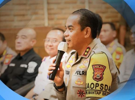MEMBERI ARAHAN -- Kapolda Sulsel, Irjen Pol Andi Rian R Djajadi saat melaksanakan Jumat Curhat di Cafe Daily Jalan Nusantara, Kelurahan Mampu, Kecamatan Wajo.