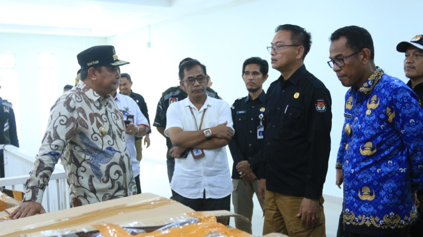 MENDAMPINGI -- Pj Bupati Takalar, Setiawan Aswad (kanan), ketika mendampingi Pj Gubernur Sulsel, Bahtiar Baharuddin meninjau gudang logistik KPU.