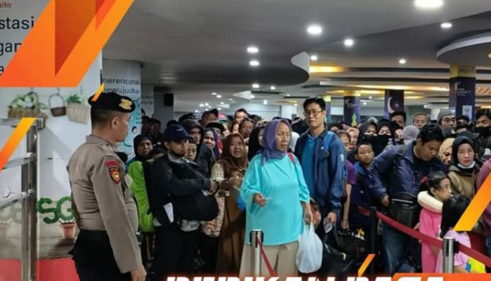 IST OPERASI -- Personel kepolisian dari Polsek Wajo-Polres Pelabuhan Makassar memantau pergerakan penumpang kapal di Pelabuhan Soekarno Hatta.