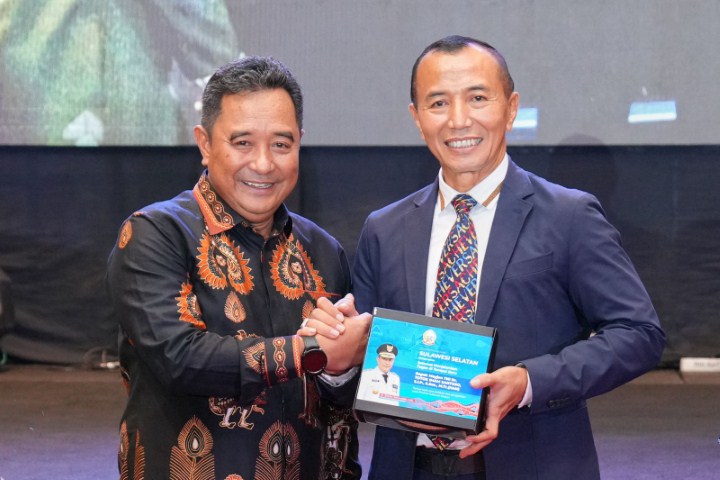 CENDERAMATA--Pj Gubernur Sulsel Bahtiar Baharuddin menyerahkan cenderamata ke Mayjen TNI Totok Imam Santoso di Malam Pisah Sambut Pangdam XIV Hasanuddin  di Hotel Claro Makassar, Rabu malam (3/1).