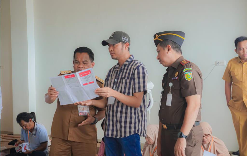 PANTAU -- Pj Bupati Jeneponto, Junaedi Bakri, memantau dan meninjau langsung proses pelipatan dan pengemasan surat suara Pemilu 2024.