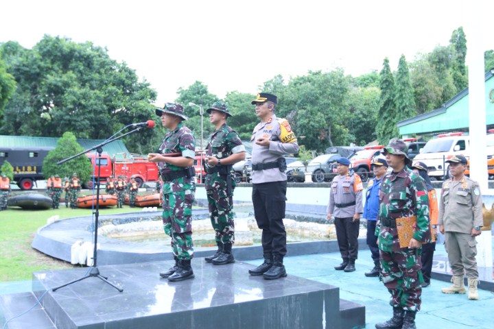 APEL PASUKAN -- Dandim 1405/Parepare Letkol (Inf) Hastiar Hatta usaki memimpin apel gelar pasukan didampingi Kapolres Parepare AKBP Arman Muis di Lapangan Apel Makodim 1405/Parepare, Rabu (17/1)