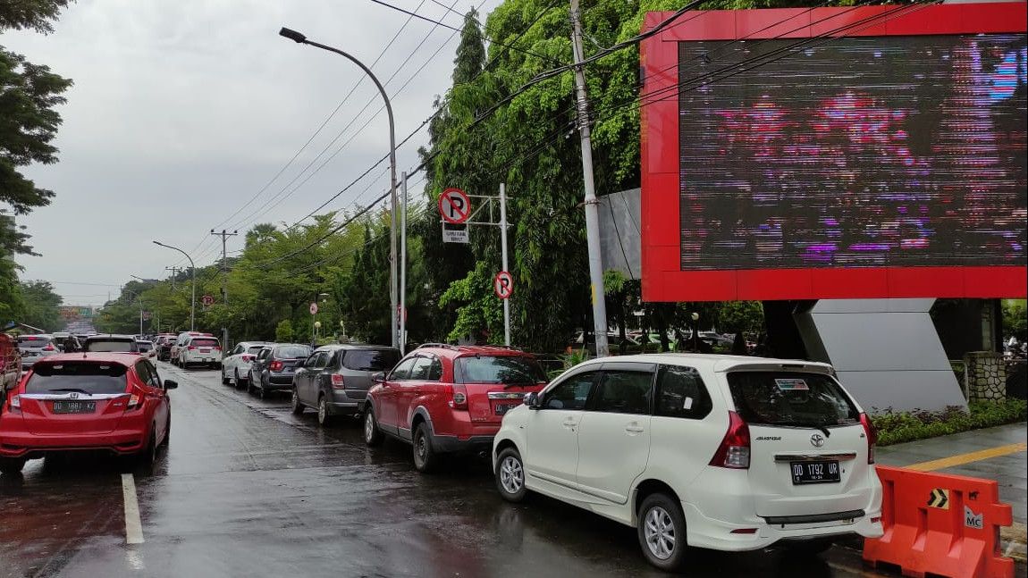 ist SOROTI--Perparkiran di sejumlah titim di dalam kota Makassar masih menjadi sorotan di sejumlah masyarakat. Selain menjadi biang macet juga terlihat semrawut.Bahkan Kapolrestabes Makassar Kombes Pol Dr Mokhamad Ngajib juga menyoroti kondisi tersebut termasuk di sekitar Kantor Wali Kota Makassar, Jalan Ahmad Yani.Tampak perpakiran di sekitar Balai Kota Makassar.