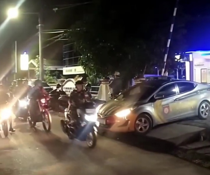 PATROLI -- Personel kepolisian saat melakukan patroli malam untuk menciptakan rasa aman, nyaman, dan tertib di tengah-tengah masyarakat.