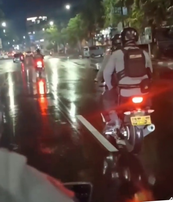 PATROLI -- Anggota Sat Samapta Polrestabes Makassar saat melaksanakan patroli di wilayah hukum Polrestabes Makassar.