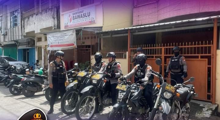 IST PATROLI -- Personel Polres Pelabuhan Makassar bersiap-siap melaksanakan patroli di wilayah hukum Polres Pelabuhan Makassar.