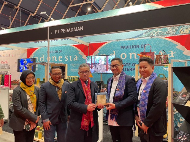 KUNJUNGAN-- Direktur Utama PT Pegadaian, Damar Latri Setiawan (dua dari kiri) ketika melakukan kunjungan ke Pavilion Indonesia pada pameran Travel Trade & Fair Vakantiebeurs. Dimana UMKM dan Desa Pegadaian ikut serta  pada pameran produk unggulan di Belanda.                                                                                                                               