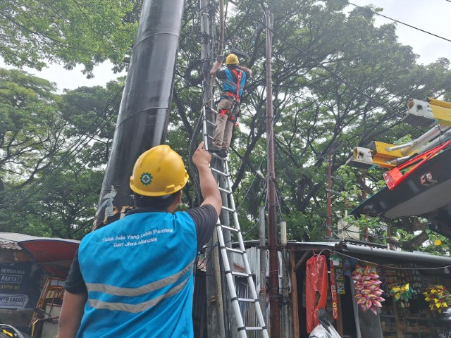 PEMERIKSAAN -- Tim teknisi PLN UID Sulselrabar sedang melakukan pemeriksaan keamanan jaringan listrik dan jaringan internet di Sulselrabar.
