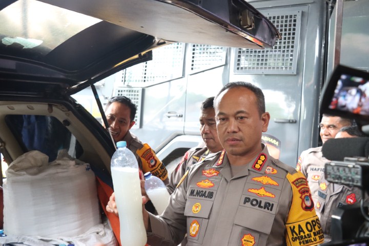 PEMUSNAHAN -- Kapolrestabes Makassar, Kombes Pol Mokhamad Ngajib saat melakukan pemusnahan miras tradisional jenis ballo yang berhasil diamankan personel kepolisian di wilayah hukum Polrestabes Makassar.