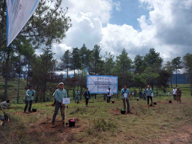 PENANAMAN -- Suasana penanaman bibit pohon oleh internal PT Vale Indonesia Tbk bersama sejumlah pihak lainnya dalam rangka rehabilitasi DAS di Tana Toraja.