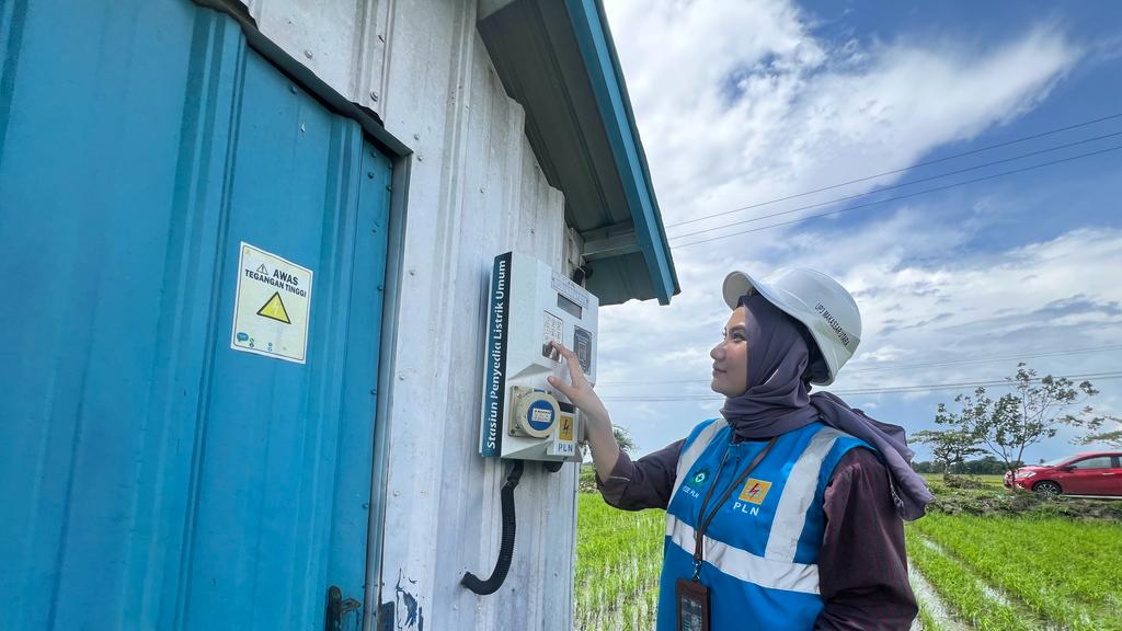 PENGECEKAN -- Petugas PLN melakukan pengecekan Stasiun Penyedia Listrik Umum di persawahan Kelurahan Mattiro Deceng, Kabupaten Maros, Sulawesi Selatan.