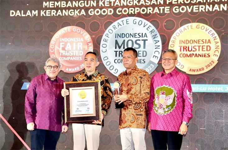 PENGHARGAAN -- Direktur Utama Infomedia, Eddy Sofryano (kedua dari kiri) saat menerima penghargaan Indonesia Trusted Company Based on Corporate Governance Perception Index pada ajang Indonesia Good Corporate Governance Award yang digelar The Indonesian Institute for Corporate Governance dan SWA Media Group.