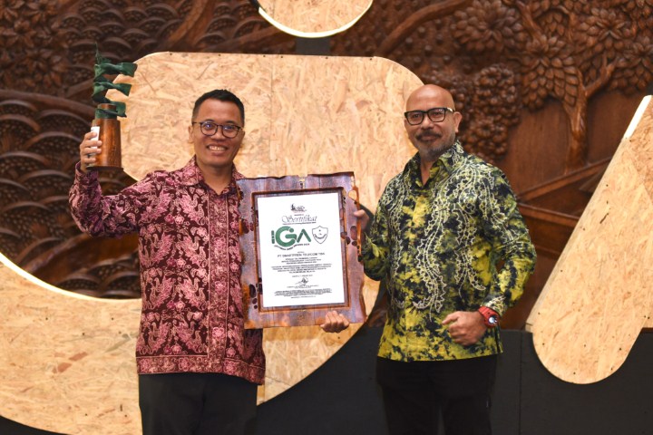 PENGHARGAAN -- Head of Community Development Smartfren, Dani Akhyar, ketika menerima penghargaan Indonesia Green Awards 2024.