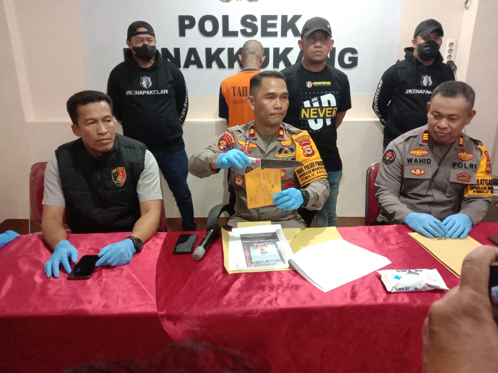 PENIKAMAN -- Kapolsek Panakkukang, Kompol Joko Pamungkas (tengah) didampingi Kasi Humas Polrestabes Makassar, AKP Wahiduddin (kanan), dan Kanit Reskrim Polsek Panakkukang, Iptu Sangkala, memperlihtkan barang bukti berupa pisau yang digunakan pelaku penikaman.