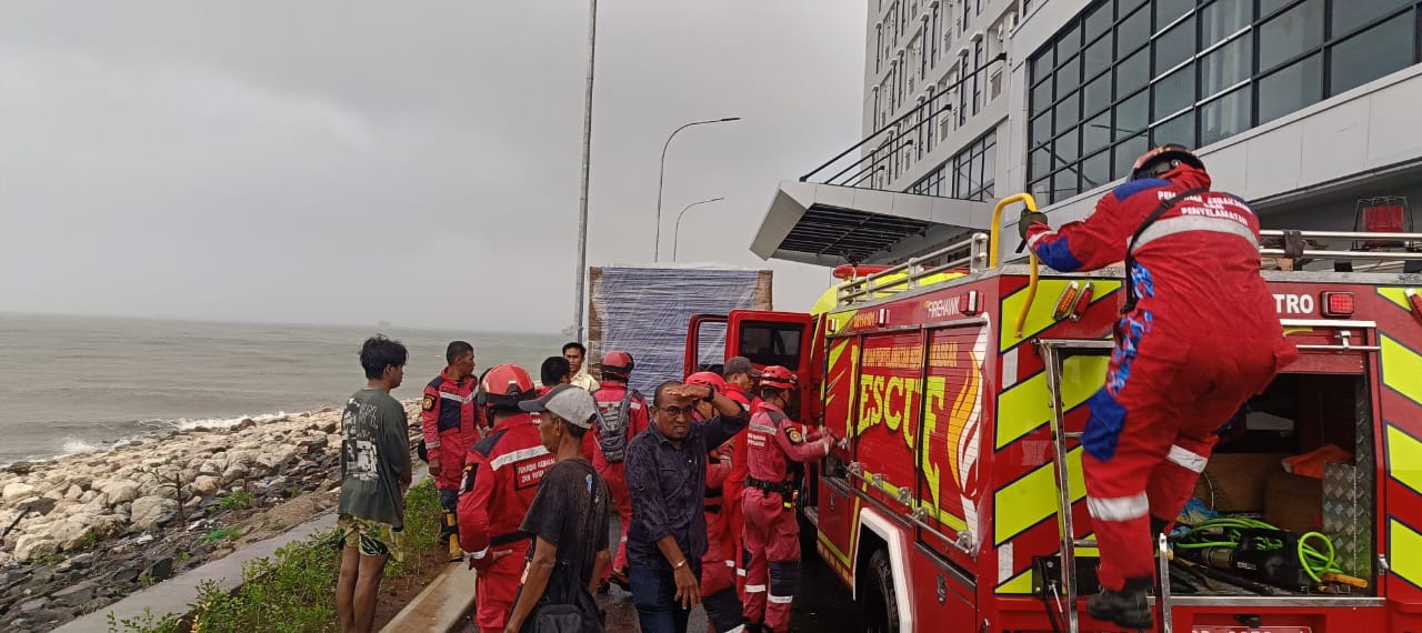 PENYELAMATAN -- Tim SAR dan warga yang berada di lokasi kejadian melakukan penyelamatan salah seorang anak di atas perahu di belakang Trans Studio Mall, Jalan Metro Tanjung Bunga.
