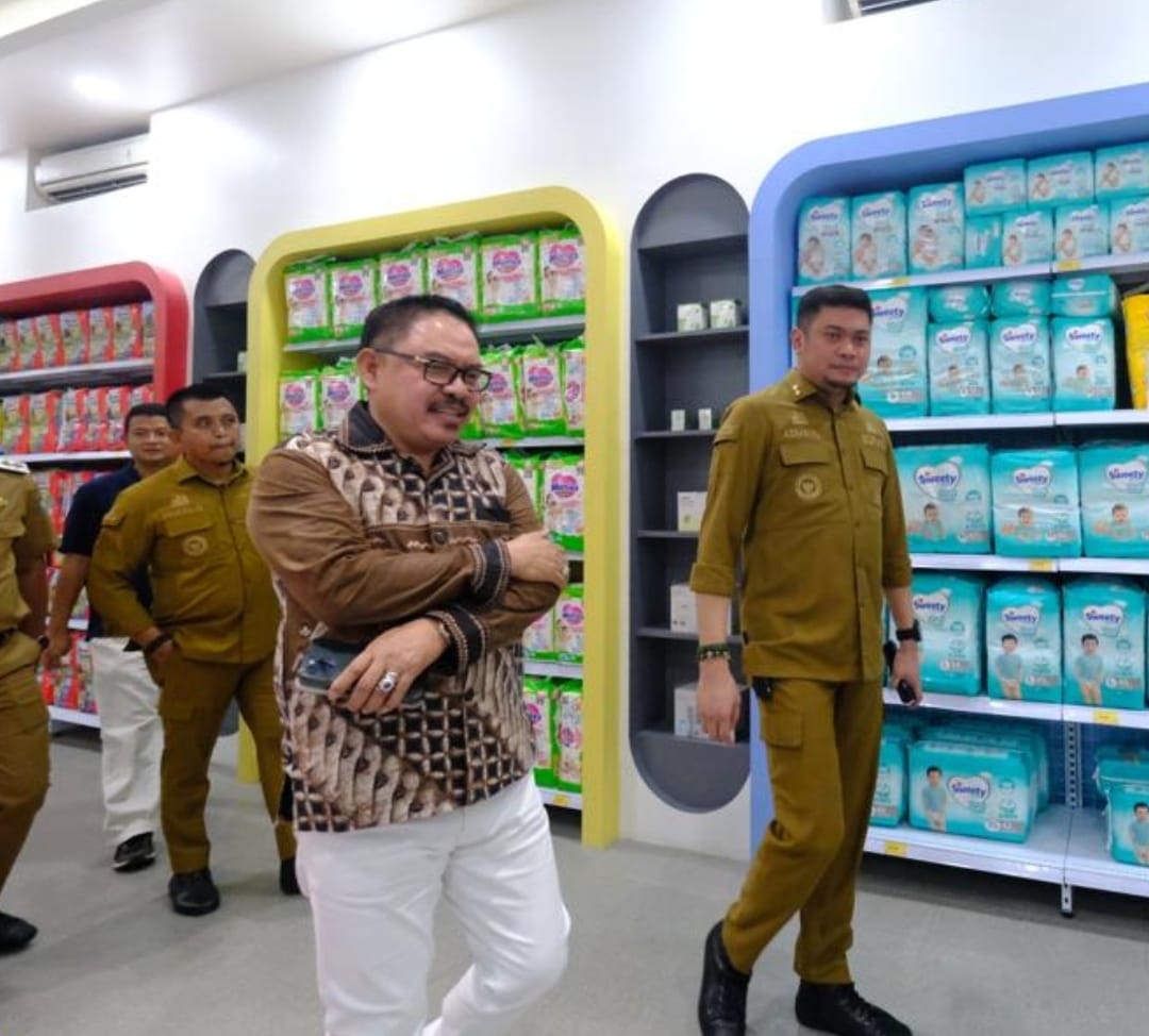IST PERESMIAN -- Bupati Gowa, Adnan Purichta Ichsan, didamping owner Misi Pasaraya, Muh Yasin Azis, meninjau bagian dalam supermarket yang menyediakan berbagai keperluan masyarakat usai melakukan pengguntingan pita sebagai tanda peresmian supermarket ini. 