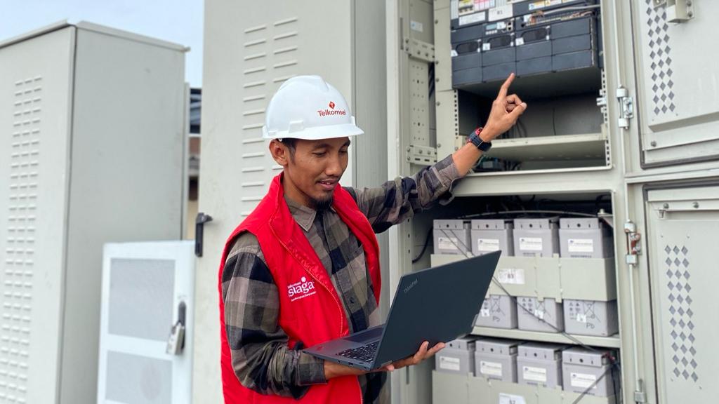 PERIKSA -- Seorang teknisi Telkomsel sedang melakukan pemeriksaan jaringan untuk memastikan tidak ada masalah dalam menunjang aktivitas masyarakat selama momen Nataru 2023-2024.