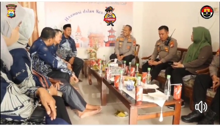 IST PERTEMUAN FKUB -- Kapolrestabes Makassar, Kombes Pol Mokhamad Ngajib  saat berkunjung dan bersilaturahmi dengan ketua FKUB Kota Makassar di Jalan Teduh Bersinar, Perum Griya Fajar.