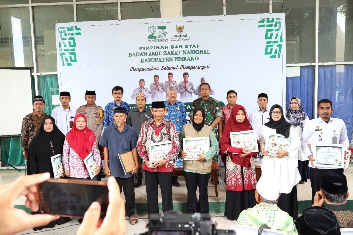 ULANG TAHUN -- Bupati Pinrang Irwan Hamid foto bersama Ketua Baznas Pinrang HM Taiyyeb bersama unsur Forkopimda disela-sela peringatan HUT Baznas ke 23 di Lapangan Masjid Agung Al-Munawir, Rabu (17/1).     