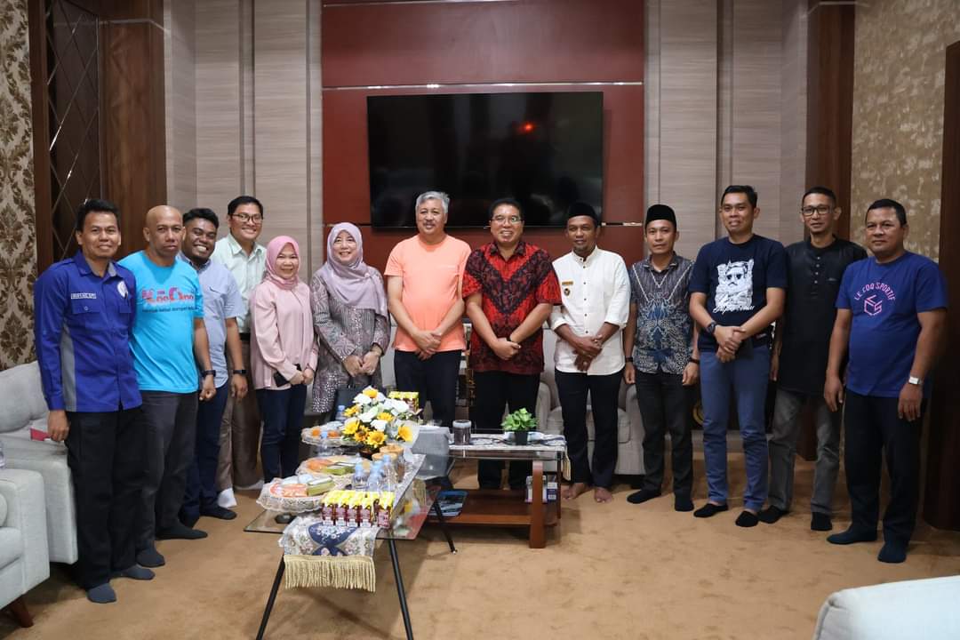 AUDIENSI -- Bupati Pinrang Irwan Hamid menerima audiensi pihak Australia Indonesia Health Security Partnership (AIHSP) di ruang kerja Bupati Pinrang, Jumat (26/1).
