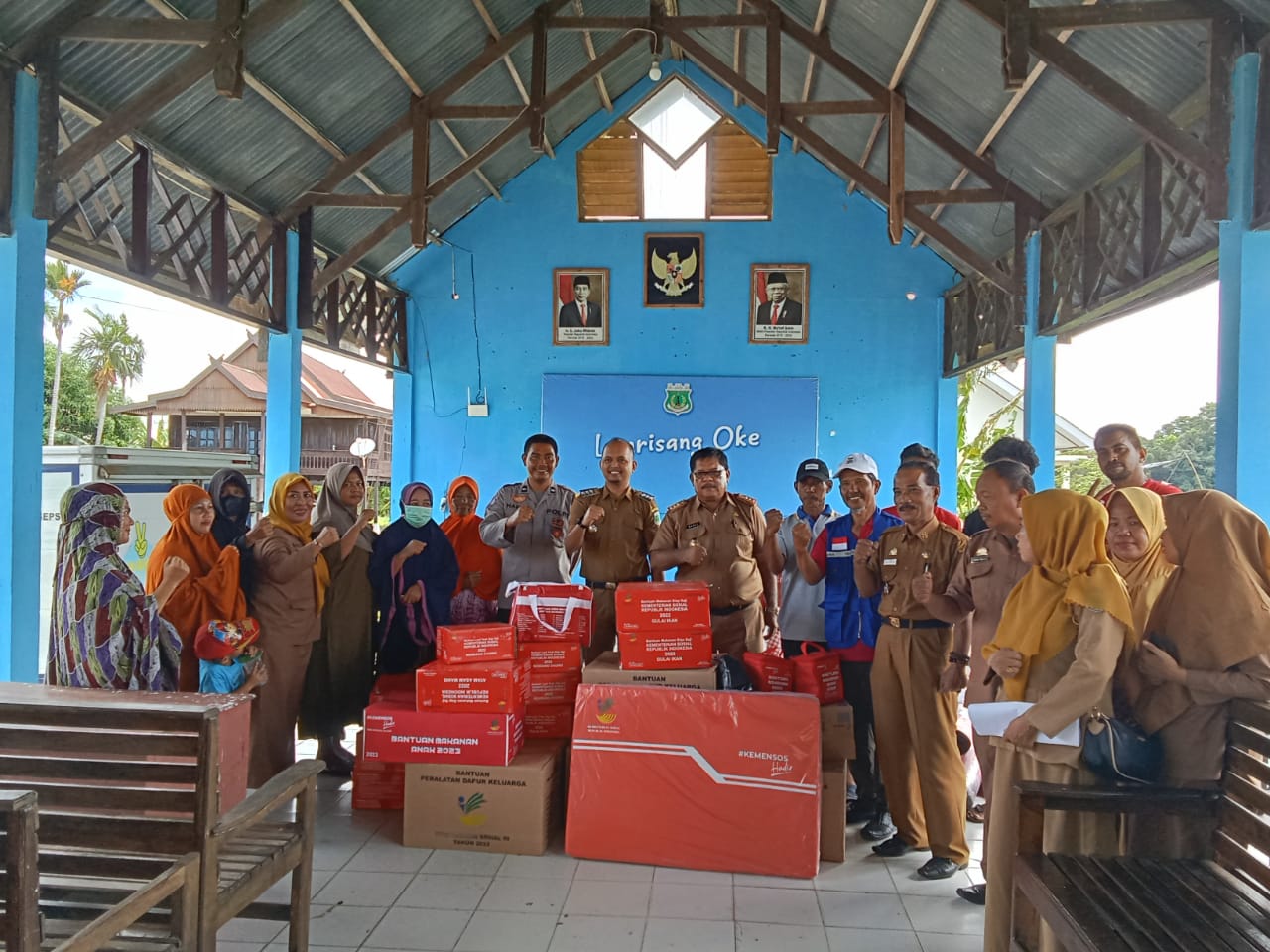 BANTUAN -- Dinas Sosial Pemkab Pinrang kembali menyalurkan bantuan bagi korban terdampak bencana angin kencang di Kecamatan Lanrisang, Selasa (30/1).