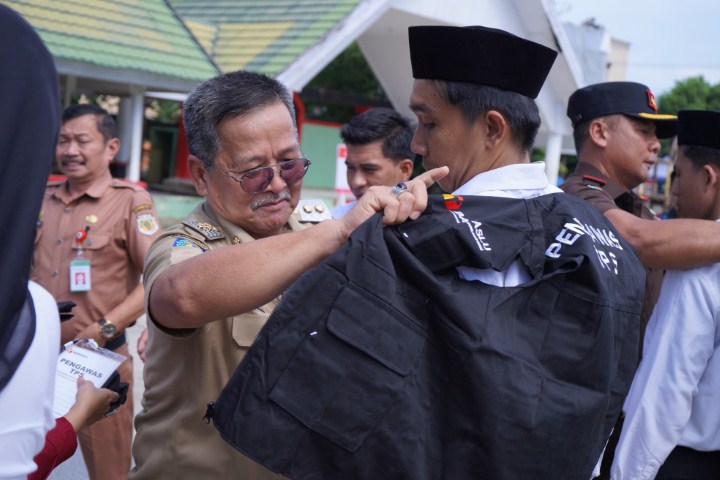 LANTIK -- Wabup Pinrang H Alimin menghadiri Apel Siaga Pengawasan Pemilu Serentak dirangkai pelantikan Pengawas Tempat Pemungutan Suara (PTPS) dari 12 Kecamatan se-Kabupaten Pinrang di Lasinrang Park, Senin (22/1). 
