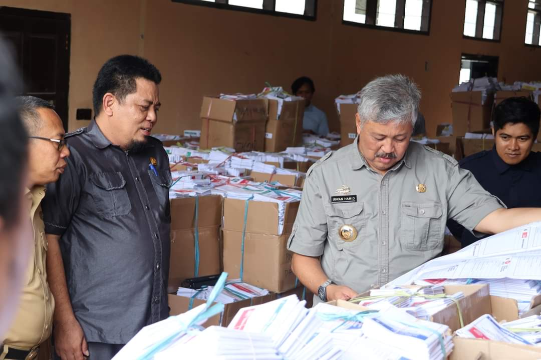 KUNJUNGI GUDANG KPU -- Bupati Pinrang Irwan Hamid bersama unsur Forkopimda melakukan kunjungan peninjauan logistik Pemilu guna memastikan persiapan Pemilu Presiden dan Legislatif secara serentak aman dan lancar, Selasa (23/1). 