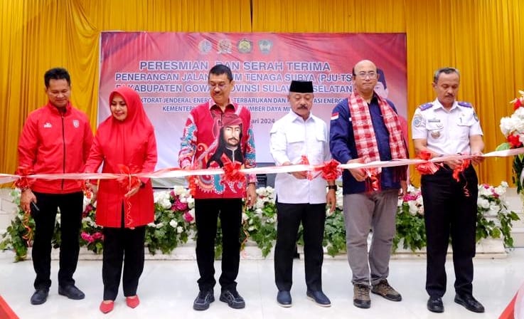 IST PENYERAHAN PJU TS -- Wabup Gowa, Abd Rauf Malaganni bersama anggota Komisi VII DPR RI, Ridwan Andi Wittiri dan pejabat lainnya saat peresmian penyerahan PJU TS  untuk Pemkab Gowa.
