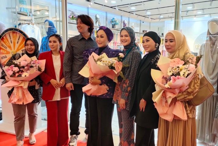 PROMO -- Owner Donna Prive, Hj Muliani Alif Lakoreasa (dua dari kanan), Ketua Bhayangkari Daerah Sulawesi Selatan, Ny Dewwi Andi Rian (tengah), bersama pasangan artis, Roger Danuartha (tiga dari kiri) dan Cut Meyriska (tiga dari kanan) bersama para konsumen setianya pada acara promo Donna Prive TSM Makassar.